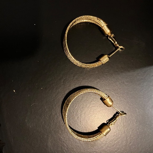 Gold hoop earring - Picture 2 of 2